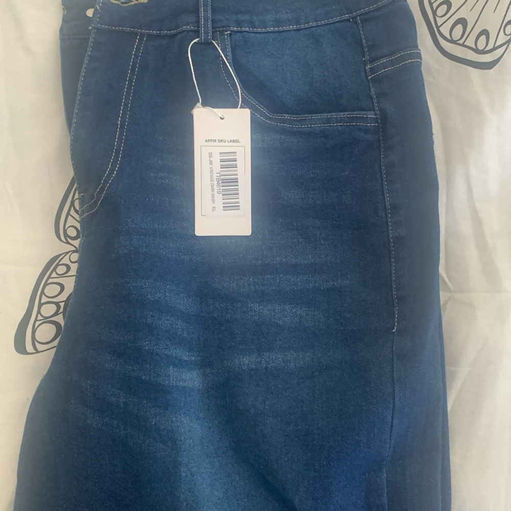 New with tags , vintage dark wash, bootleg cut. Stretch jean size XL , size 14